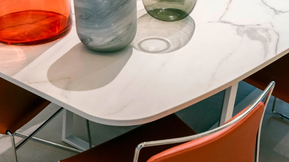 atlas-plan-marble-effect-stoneware-slabs-with-through-body-vein-clamp_960_540_50