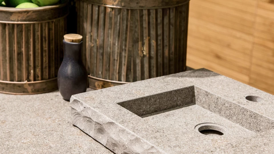 full-body-stoneware-slabs-natura-body-tech-clamp_960_540_50